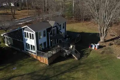 Image de ❤️Entire Luxurious Waterfront Peninsula Cottage - Very Large Cottage W/ Hottub❤️