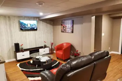 Image de Entire Basement Apt. -3 mins Drive to Regent Avenue