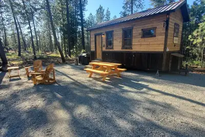 Image de Bigfoot Bungalow themed tiny home cabin! In the woods, 15 min from airport