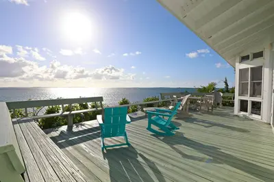 Image de Kick back and relax in your tropical hideaway by the sea!