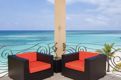 Image de $3, 000, 000 Luxury Beach Front (4) Bedrooms Condo famous West Bay Beach Sleeps 8