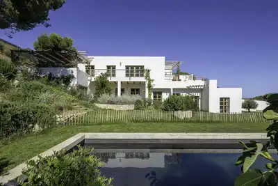 Image de Marseille. Superbe villa avec vue mer et piscine à débordement.