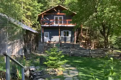 Gorgeous guest house, mature setting, 1 minute to the lake.
