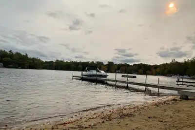 Image de Nh Farm House on Lake Winnisquam! Book now for boat slip access! !