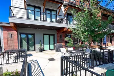 Elite Luxury Whitefish Condo, Great Patio, 2 Bed / 2 Bath, Indoor Parking and Private Ski Locker!