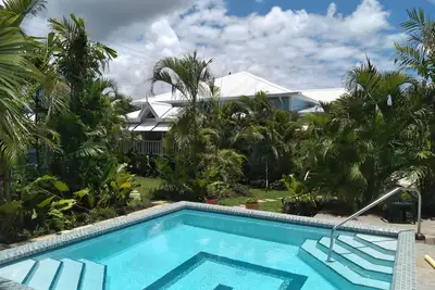 Image de Crotona Garden Upper Cottage 1 Bed Apt, Pool, Lush, Tropical, 2 Min Walk to Sea