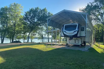 Image de Lakefront luxury 5th wheel on Lake Hudson. No cleaning fees!