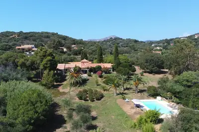 Image de Grande villa, grand terrain, piscine