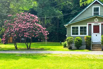 Image de Creekside Cottage Next to Knoebels Amusement Resort. Large Yard, Fire Pit, Patio