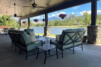 Image de Spectacular Riverfront guest house with unparalleled river & mountain views!