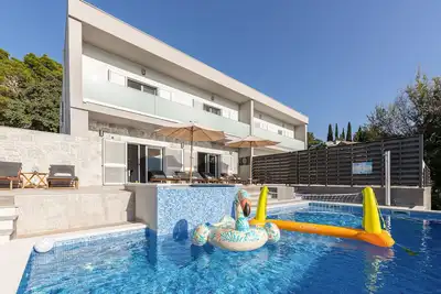 Image de Belle maison Ă Srinjine avec jacuzzi