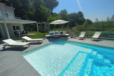 Superbe villa avec piscine au calme