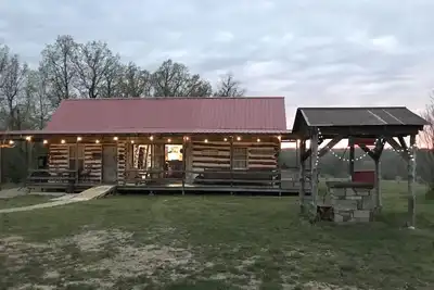 Image de Rustic Log Cabin on private land, with ample gravel roads for horses and Atv’s.