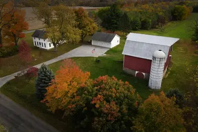 Image de Rustic Country farmhouse on 2 acres close to several lakes.