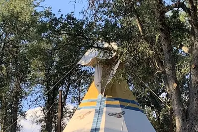 Image de Lux Sioux Tipi near Bass Lake & Yosemite