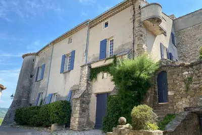 Image de Petit Chateau de Village avec piscine