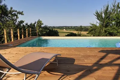 Image de Maison du Xv siècle  avec piscine, en haut de sa colline au milieu des vergers