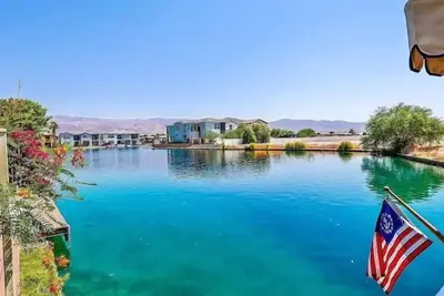 Image de 🏝️Chic villa on the lake! 3 bed 3 bath, Golf, bbq & fun in the sun 🌵🏝️🍦👙