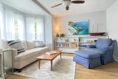 Image de Charming, Central Jamestown Cottage, walk to town/beach!