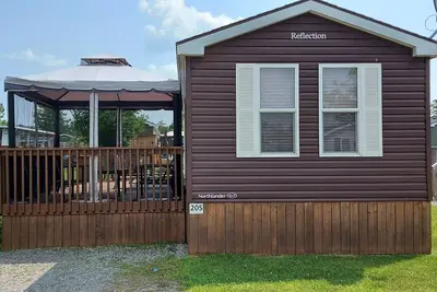 Image de Cheerful 3- bedroom cottage with pool, tennis and basketball court, splash, more