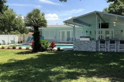 Image de Tropical pool home with big backyard, close to beach, high and dry, never floods