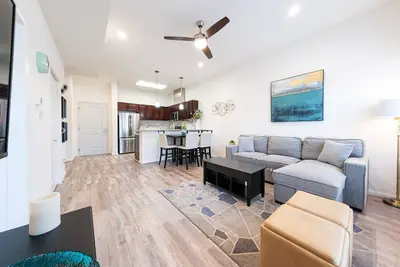 Image de 1l| Gated Condo | Spacious Home in Lifestyle Center