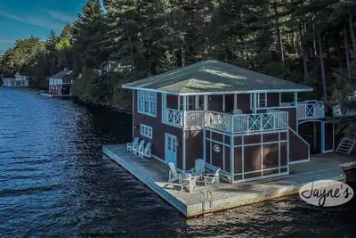 Image de 7Bed, 5Bath Cottage + 2Bed/1Bath Boat House on Lake Joseph!