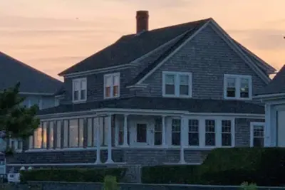 Image de Classic New England Waterfront Cottage