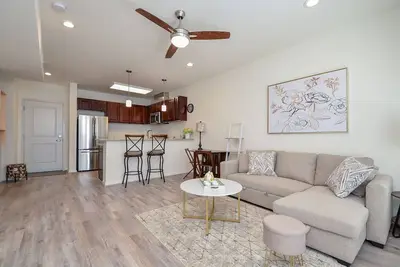 Image de 3l | Lifestyle Center Living| Spacious Gated Condo Home