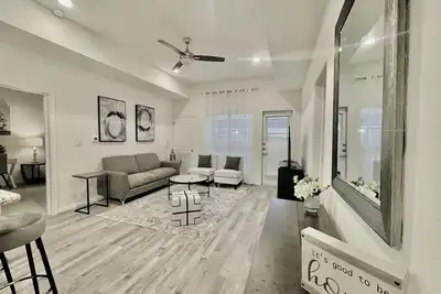 Image de 1k| Spacious Home in Gated Complex| Walk to your Daily Needs