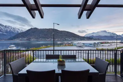 Queenstown Lakefront – 2br Apt, Balcony & Parking