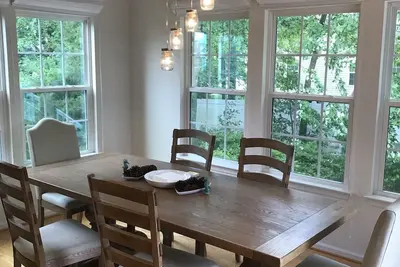 Image de Large Modern Home with Yard, 4 Bedrooms, 2. 5 Baths and 6 Beds near Jersey Shore