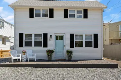 Image de Steps away from the beach -updated 4bd/2 bath beach house with guest house