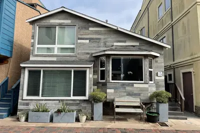 Image de Surfside Classic Californian Cottage Steps To A Guard Gated Private Beach