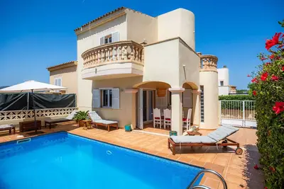 Image de Maison de vacances Villa Sion avec vue sur les montagnes, piscine, Wi-Fi et terrasse; animaux admis
