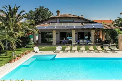 Image de Elegant Villa with pool with whirlpool area, located in San Costanzo, only 5 km from the sea