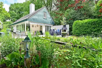 Image de Maison à Reutum avec Étang et Sentiers