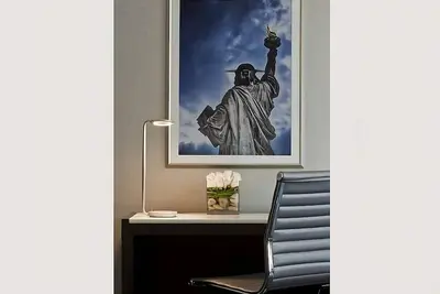 Image de In the Heart of Times Square! Near Broadway, Central Park, and Carnegie Hall