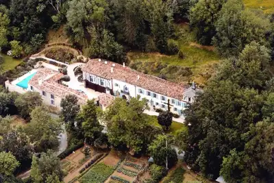Image de Private residence in a 17th century French Estate with pool & beautiful gardens.
