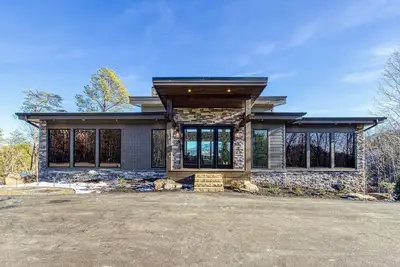 Image de Brand new Luxury-Custom 3 bedroom with private indoor pool!