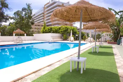Image de Apartment in Playamar with a sunny terrace and pool