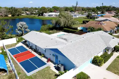 Image de Poolside Bliss with Pickleball & Foosball!
