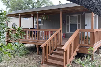 Image de Steps from the Frio River, located just off 337 and a newly added cowboy pool.