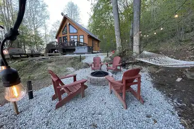 Image de Joy's Chalet - Hottub, Lake, and Cliff