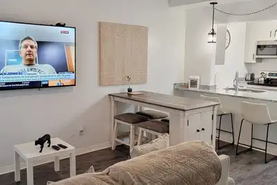 🌟 Modern Comfort Awaits in Gainesville Condo 🌆🏡