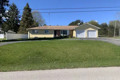 Clam Lake Access - sleeps 12. Close to Torch  Lake. Between Bellaire and Alden