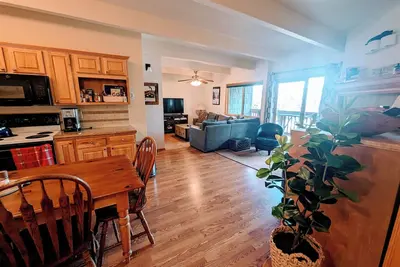 Image de 3-bed 2. 5 bath condo, 1 block off Main. 10 min to Copper, 18 to Breck, 20 to Key