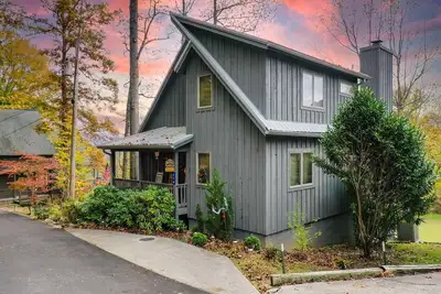 Cozy Smoky Mountain view and golf escape near Cades Cove