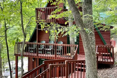 Image de Chalet style cabin with loft bedroom, hot tub and internet
