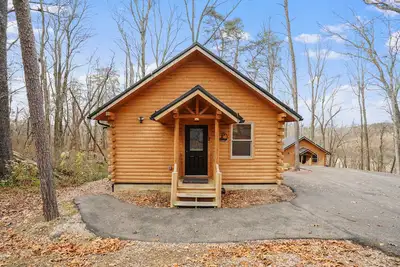 Image de Hocking Hills Cabin ~ The Pinot - Up to 6 Guests - Hot Tub-Firepit-Wifi